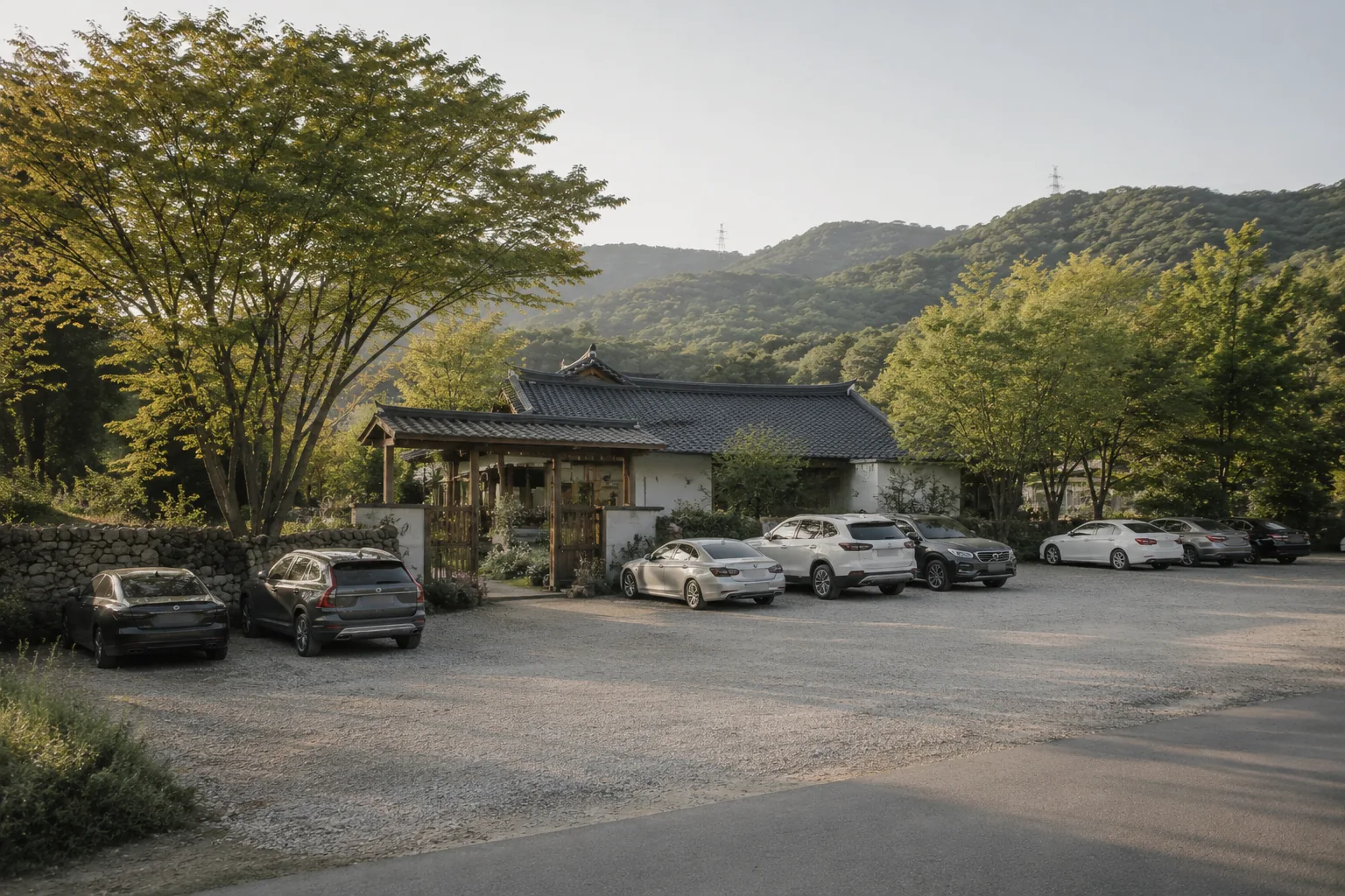주차장에서 바라본 온담하우스 외관과 뒤편 산